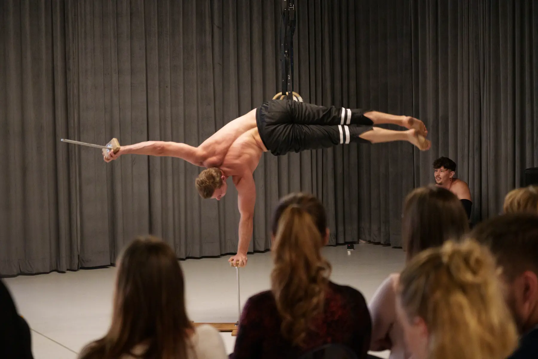 David Pelc a handbalancing