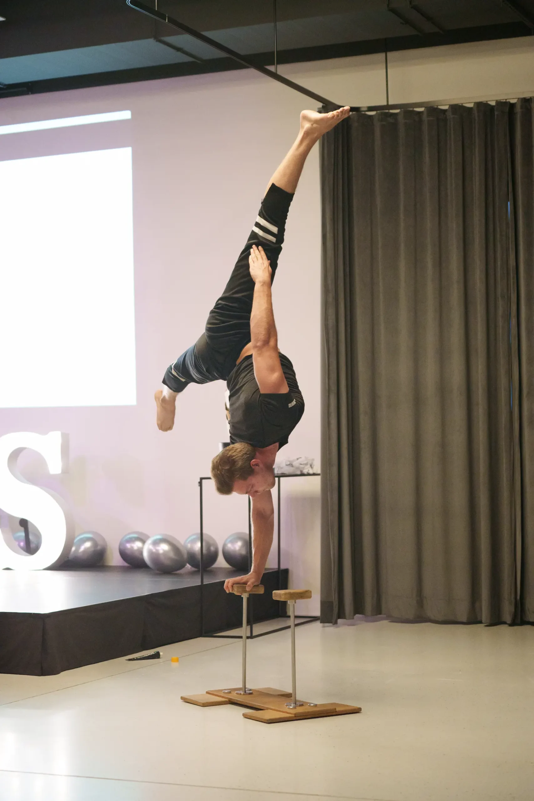 Straddle handbalancing